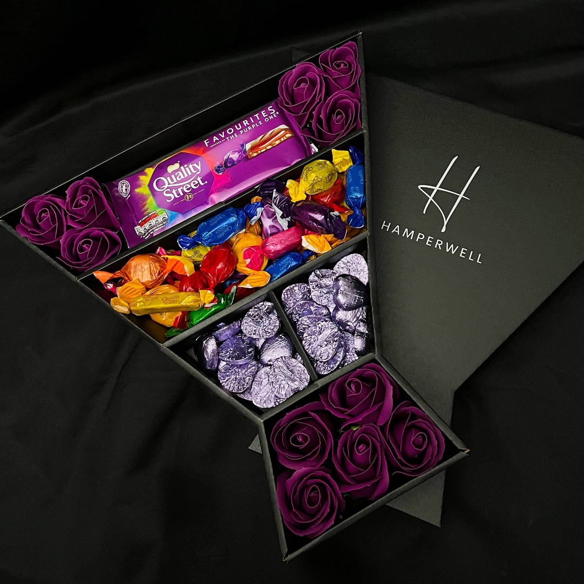 Bouquet de chocolat Signature Quality Street avec roses violettes